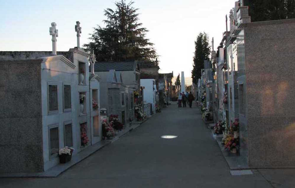 El PP de Monforte de Lemos exige medidas para evitar el abandono de la parte antigua del cementerio