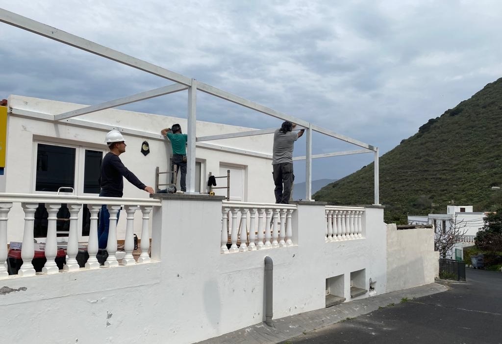 Concejal visita las obras de instalación de una pérgola en el tanatorio de Sabinosa