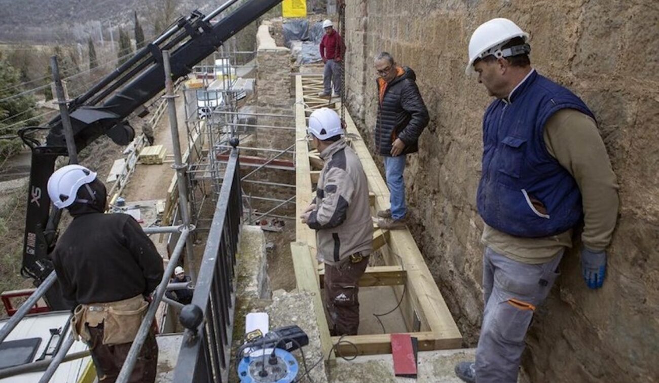 Finaliza la recuperación de la muralla medieval de Torá que une la plaza Corberó con el antiguo cementerio
