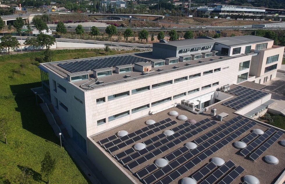Cabré Junqueras instala placas solares en el tanatorio de Mataró e incorpora vehículos eléctricos a su flota