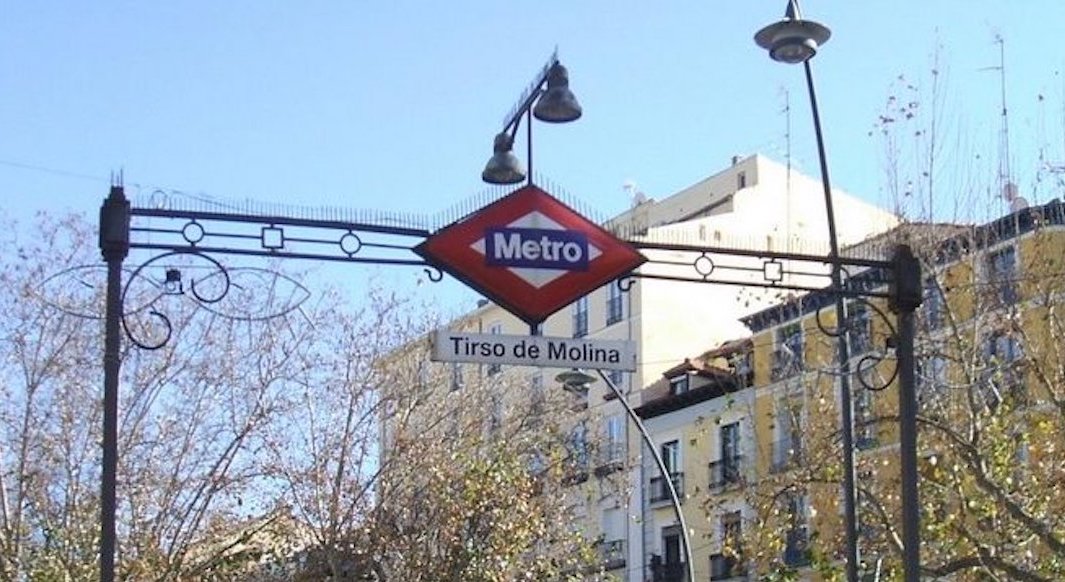 Aparece un cementerio detrás de las paredes de la estación de metro de Tirso de Molina (Madrid)