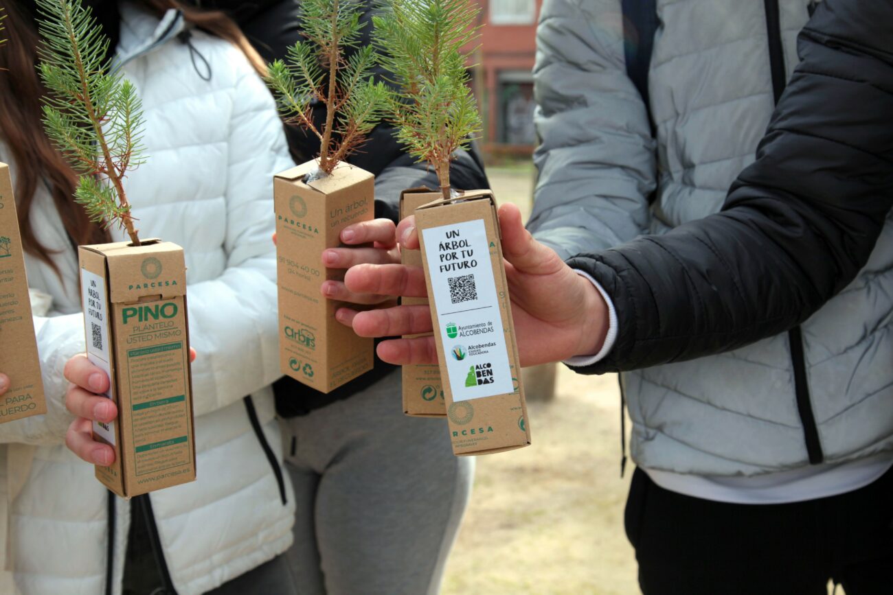 Parcesa entrega 450 árboles al alumnado de los institutos de Alcobendas