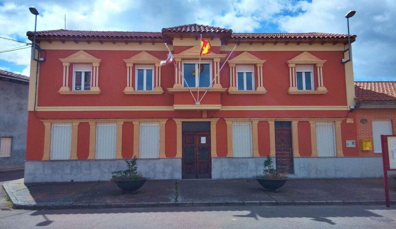 Quintana del Marco construirá un tanatorio en las escuelas con la oposición de una parte de los vecinos