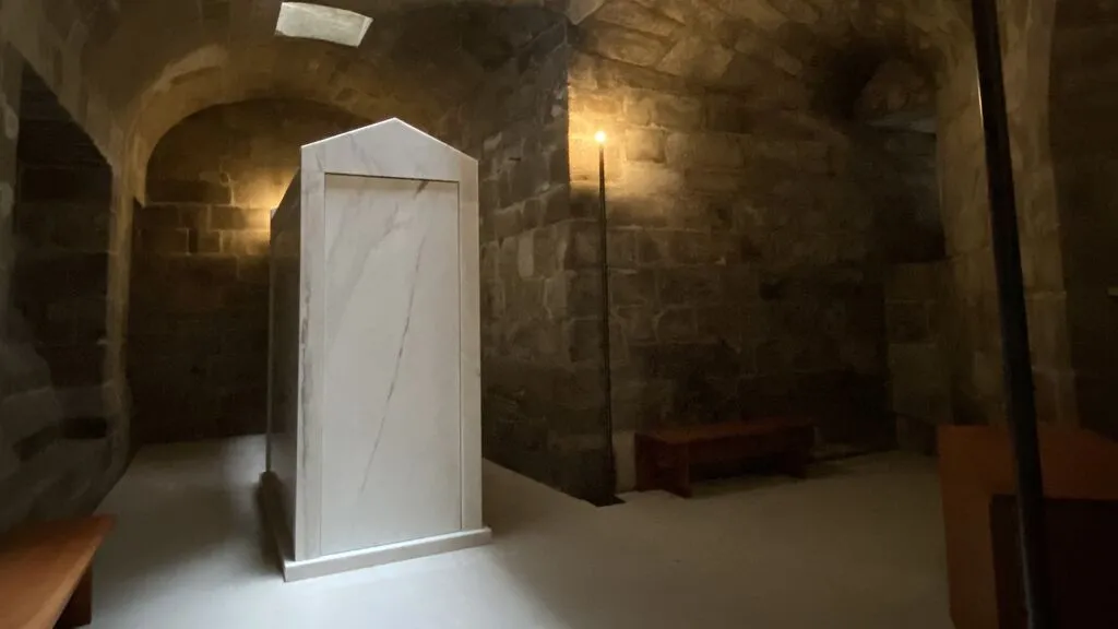 La Catedral de Santiago estrena un nuevo espacio funerario en mármol blanco