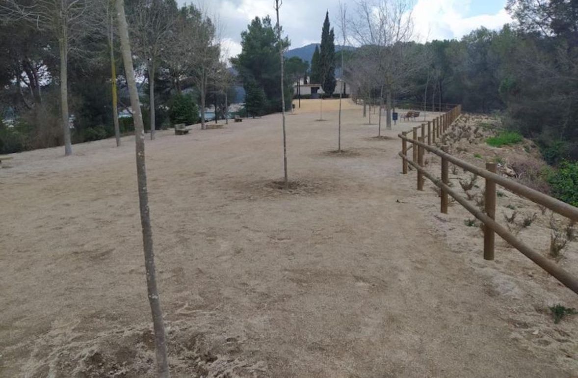 Vallbona de Noya repara el camino de acceso al cementerio y habilita nuevas plazas de aparcamiento