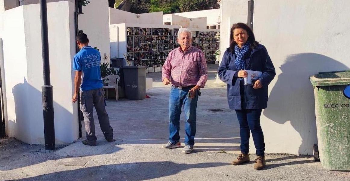 La concejal Reinoso visita el cementerio de Almuñecar para supervisar los trabajos realizados