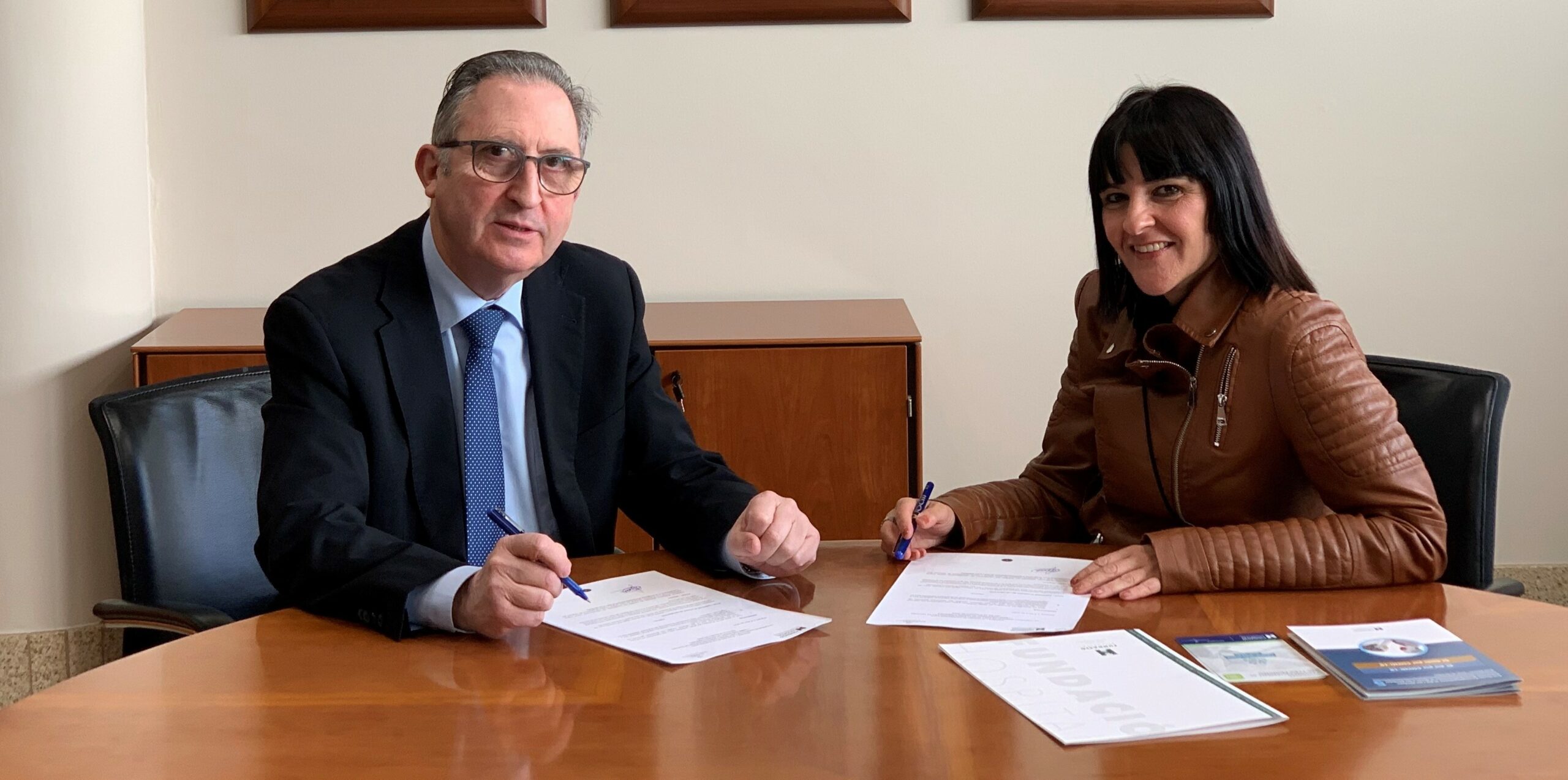 La Fundació Hospital de Sant Jaume i Santa Magdalena firma la Adenda del Convenio de colaboración con Serveis Funeraris Cabré Junqueras