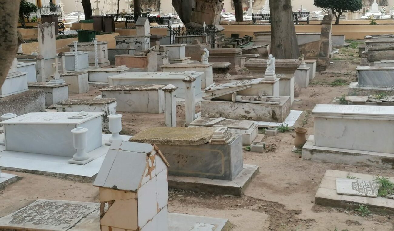 Una lluvia torrencial provoca daños y mucho barro en las tumbas del cementerio de la Purísima de Melilla