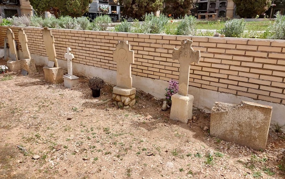 Restauran y colocan las lápidas que fueron dañadas tras la caída de un murete del cementerio de IBI