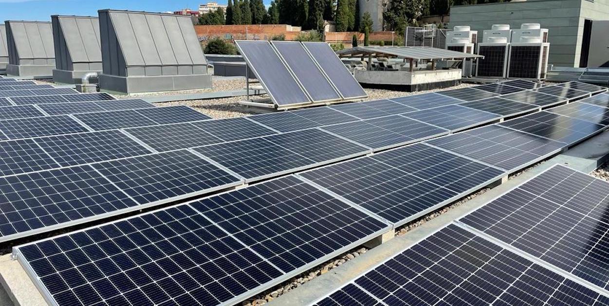 Áltima proyecta instalar placas solares en los tanatorios de Barcelona, Sitges, Castelldefels-Gavá y Figueras