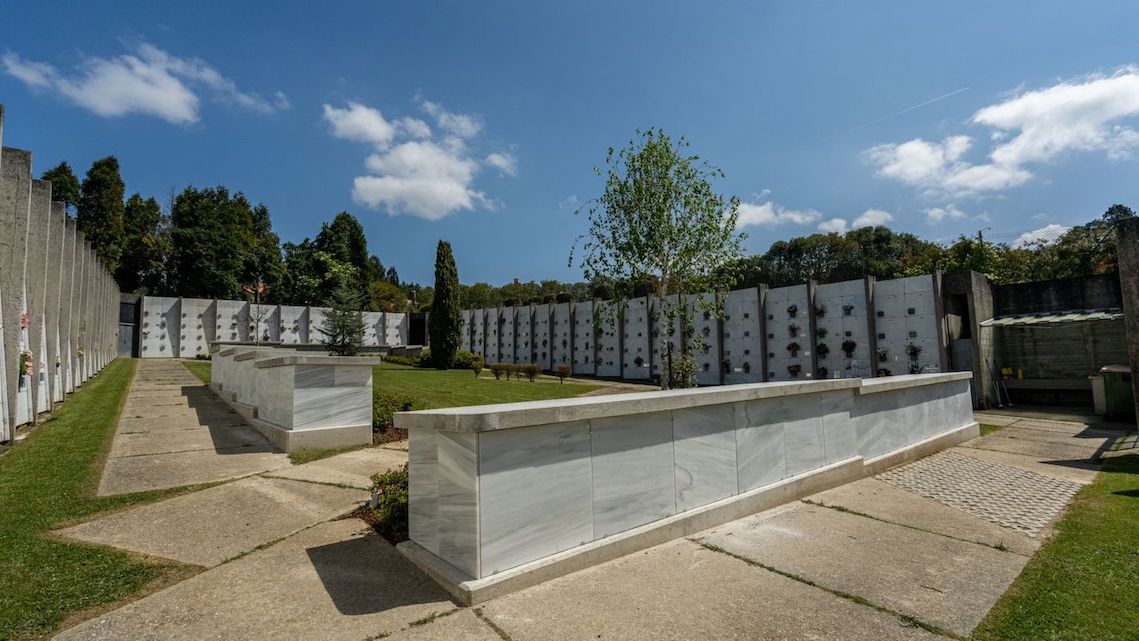 [BREVES] Oleiros construye 116 nuevos columbarios // Un hombre causa daños en el cementerio de Posadas