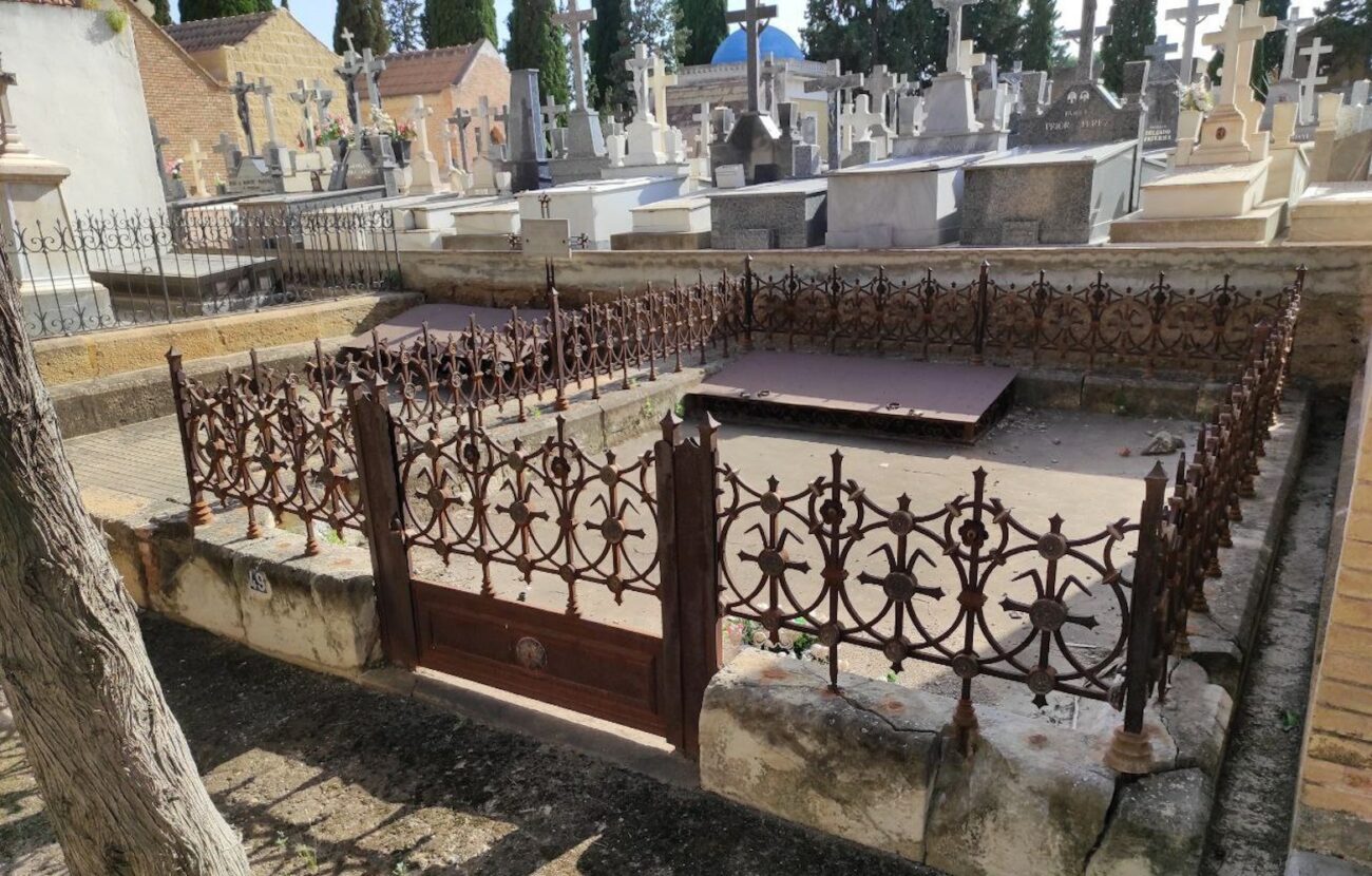 Huermur denuncia que el Ayuntamiento pretende derribar panteones, monolitos funerarios y rejerías en el Cementerio de Jesús