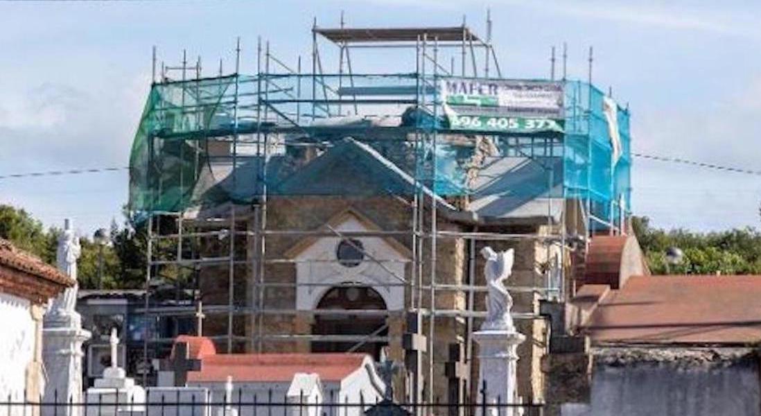 El Arzobispado contrata a otra empresa para que finalice la rehabilitación de la capilla del cementerio de Trasona