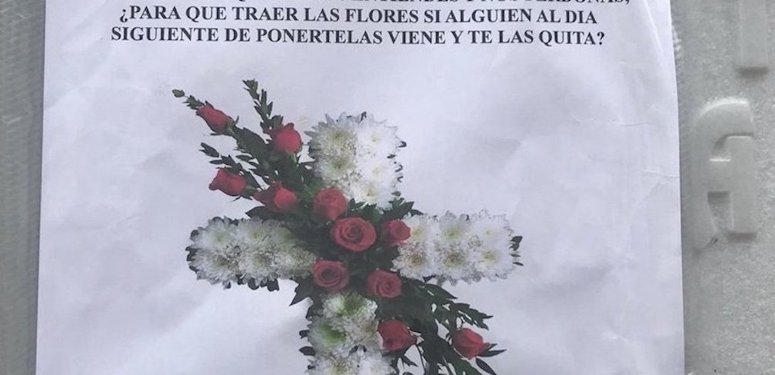 Vecinos colocan carteles denunciando los robos de plantas en un cementerio del Valle de Oro