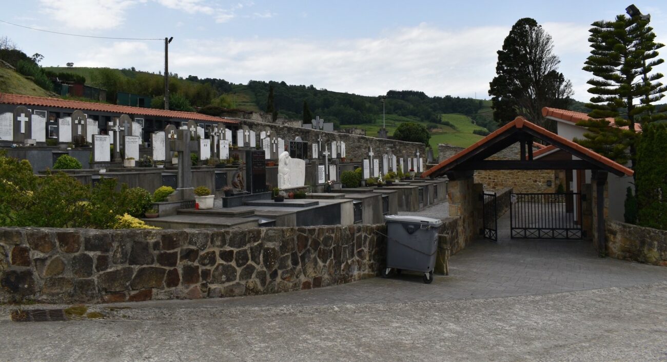 El Consistorio de Guetaria acondiciona los aparcamientos del cementerio municipal