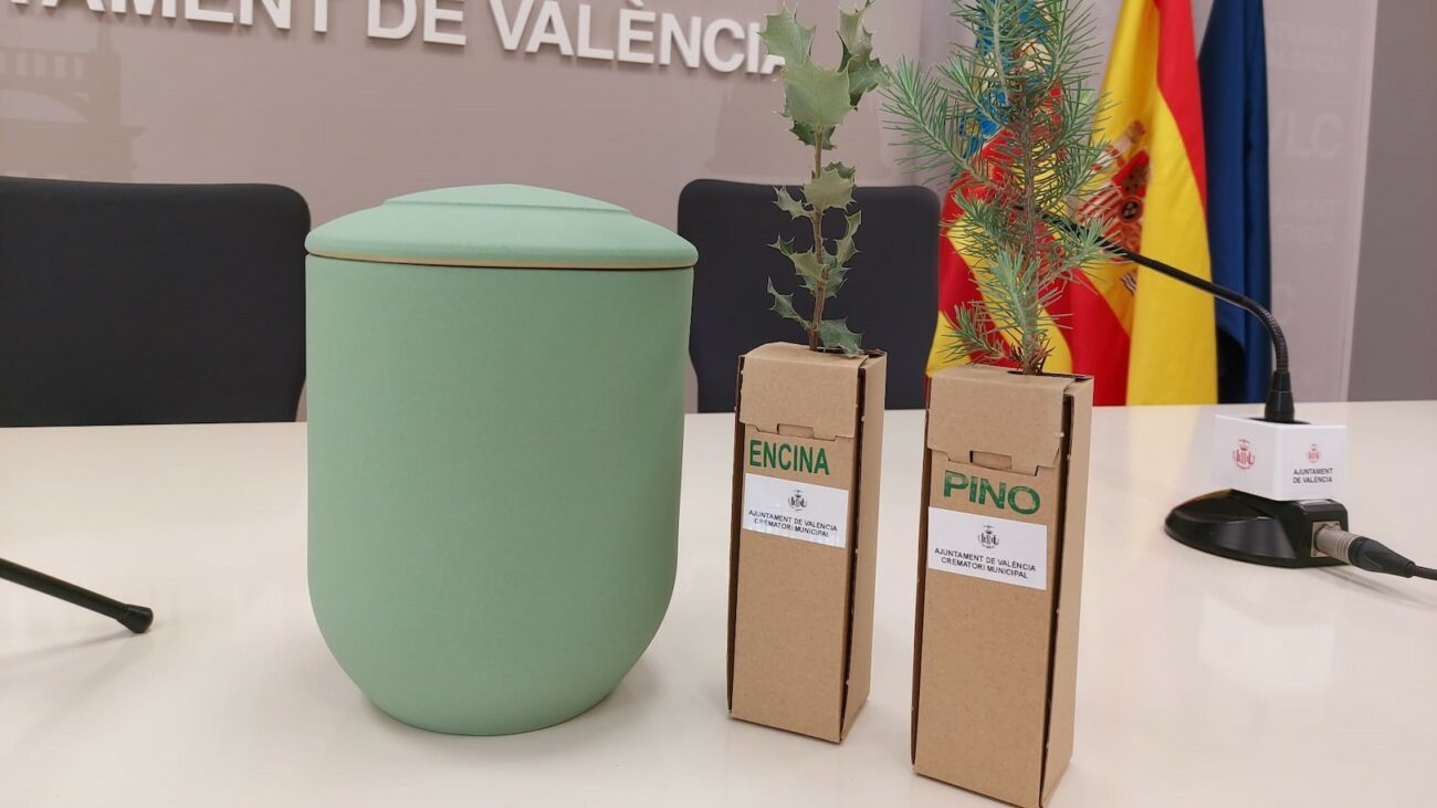 Valencia ofrece un servicio gratuito de enterramiento de las cenizas en una urna debajo de los árboles
