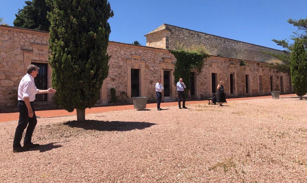 El Ayuntamiento de Alcoy recibe el proyecto del mausoleo en memoria de Camilo Sesto