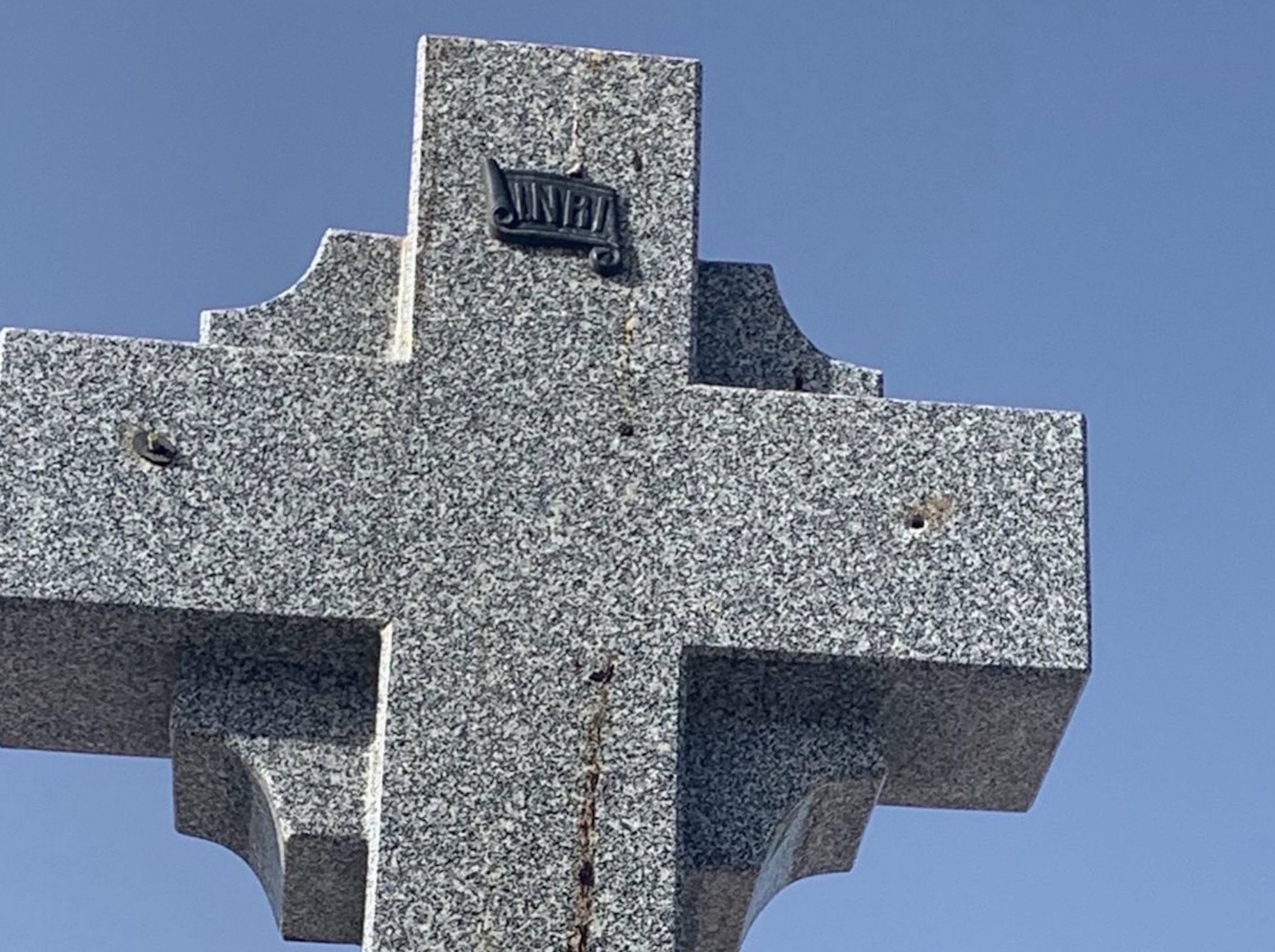 Denuncian el robo de varios crucifijos en el cementerio municipal de la localidad de Villatobas