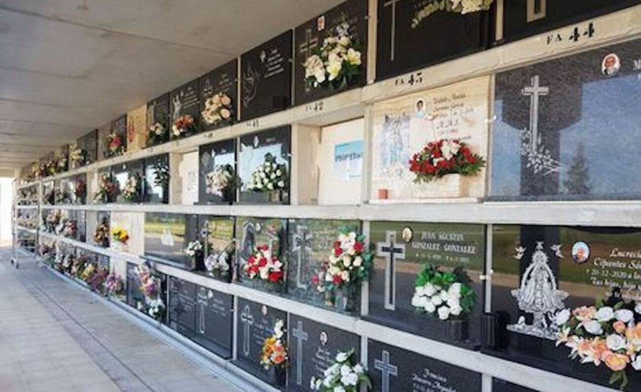 Concejal del PP de Albacete denuncia la falta de escaleras para acceder a los nichos altos del cementerio