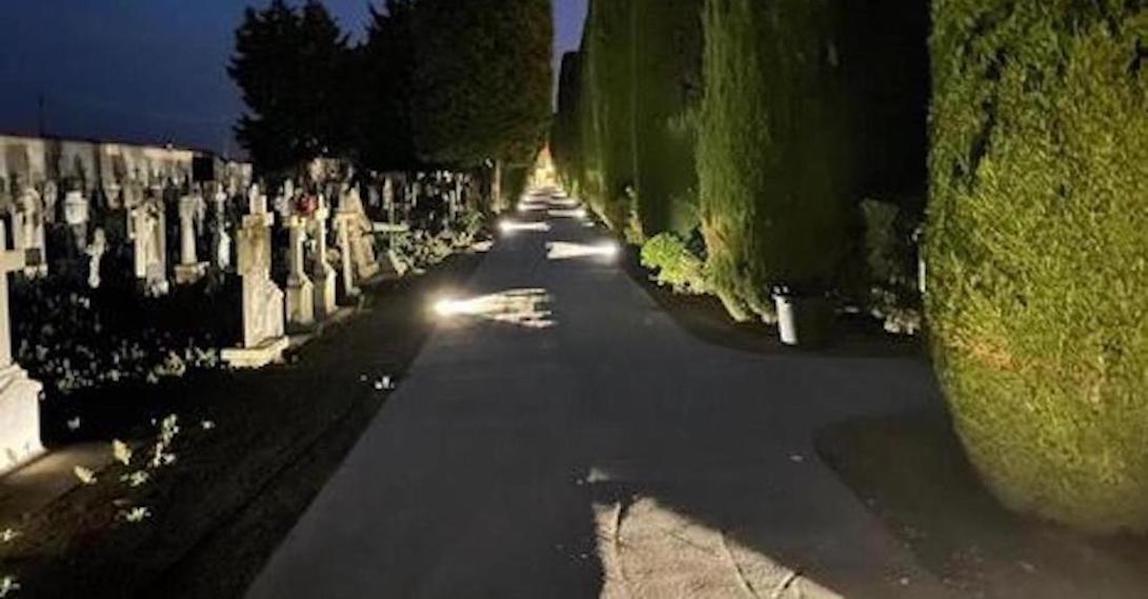 Instalan en el cementerio de Golmés un sistema de riego automático y luminaria con paneles solares