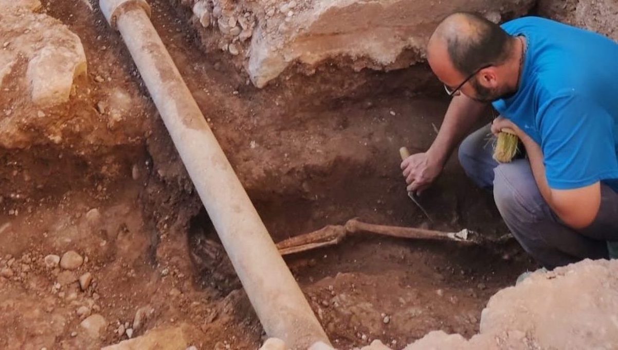 Durante unas obras en una plaza de Moncófar descubren restos medievales y un cementerio andalusí