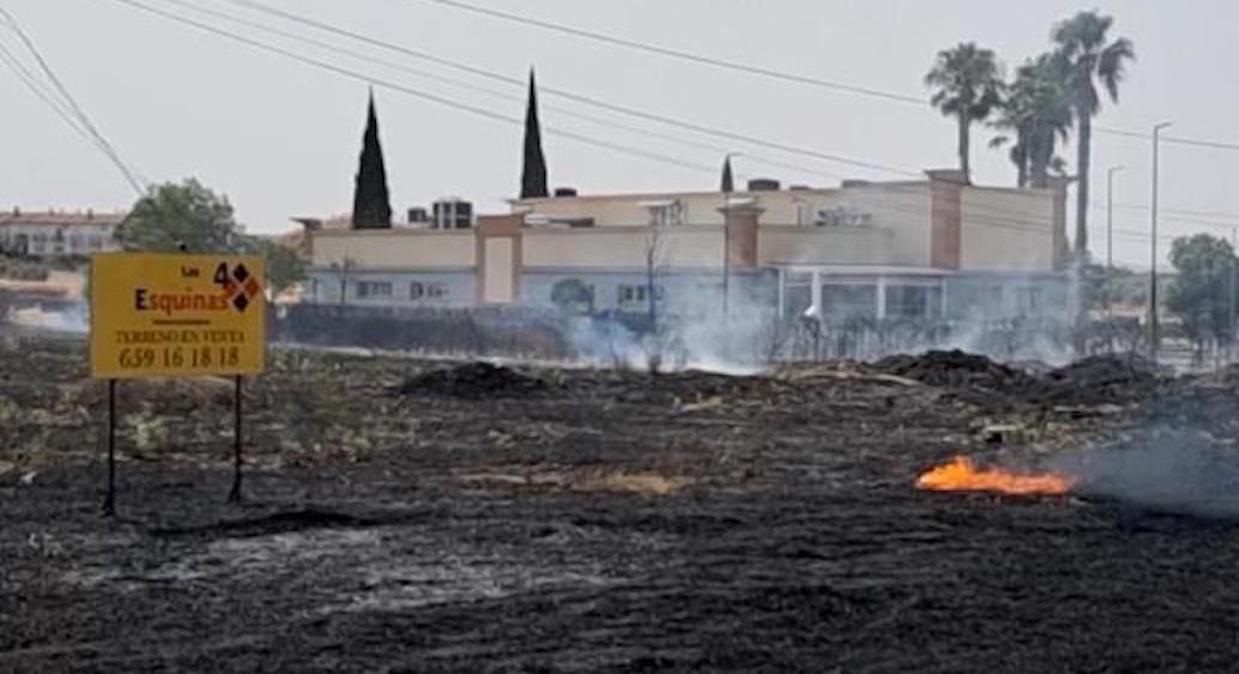 Se ha declarado un incendio en unos terrenos de pastos junto al tanatorio de Mérida