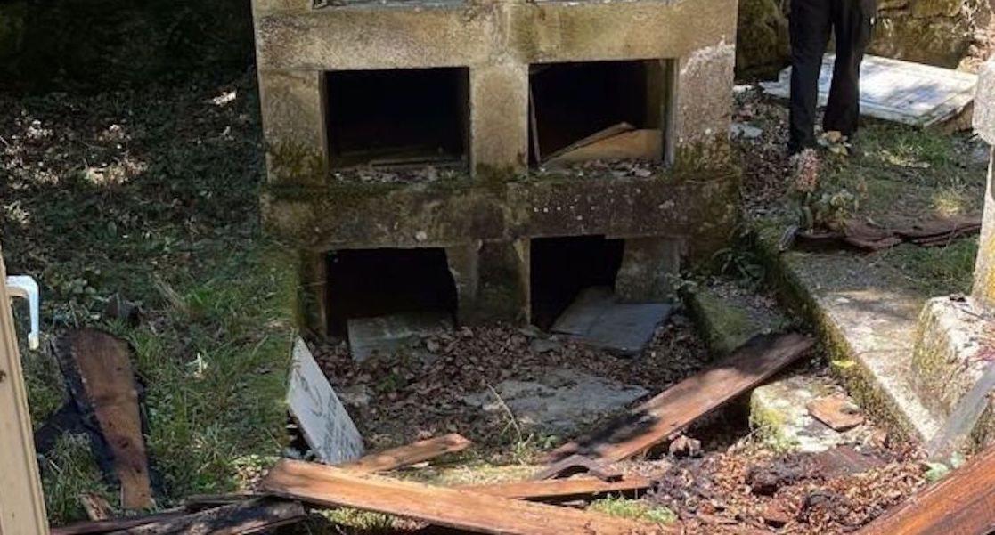 Unos golfos profanan tumbas y panteones en el cementerio de la localidad de Castroverde (Lugo)