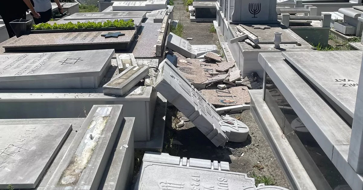 Unos canallas destruyen o dañan hasta 81 lápidas del cementerio judío en Estambul