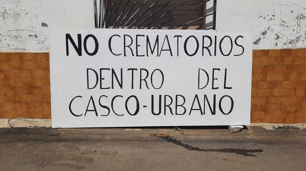 Concentración en la Plaza Mayor de Fuentesaúco contra la instalación de un tanatorio-crematorio