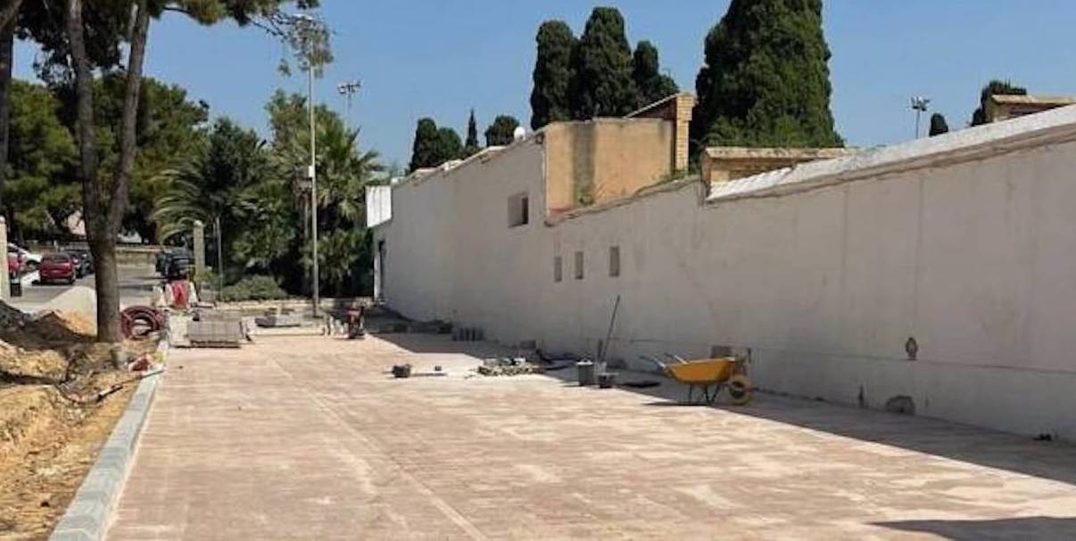 Realizan obras de adecuación en el entorno del cementerio de Paterna y también en su aparcamiento