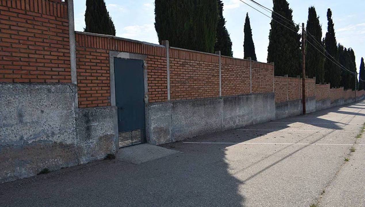 Solicitan al Ayuntamiento la apertura de la puerta lateral del cementerio de Aranda de Duero