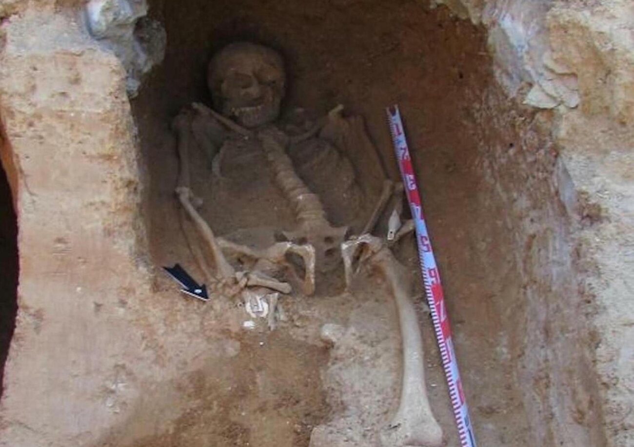 Aparecen restos arqueológicos del antiguo cementerio medieval del monasterio de San Cugat del Vallés