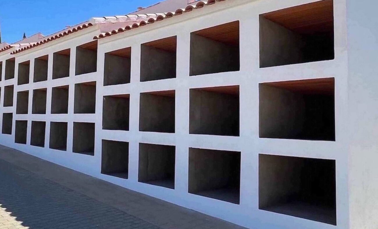 Construyen 96 nuevos nichos y 50 columbarios en el cementerio municipal de Hornachos