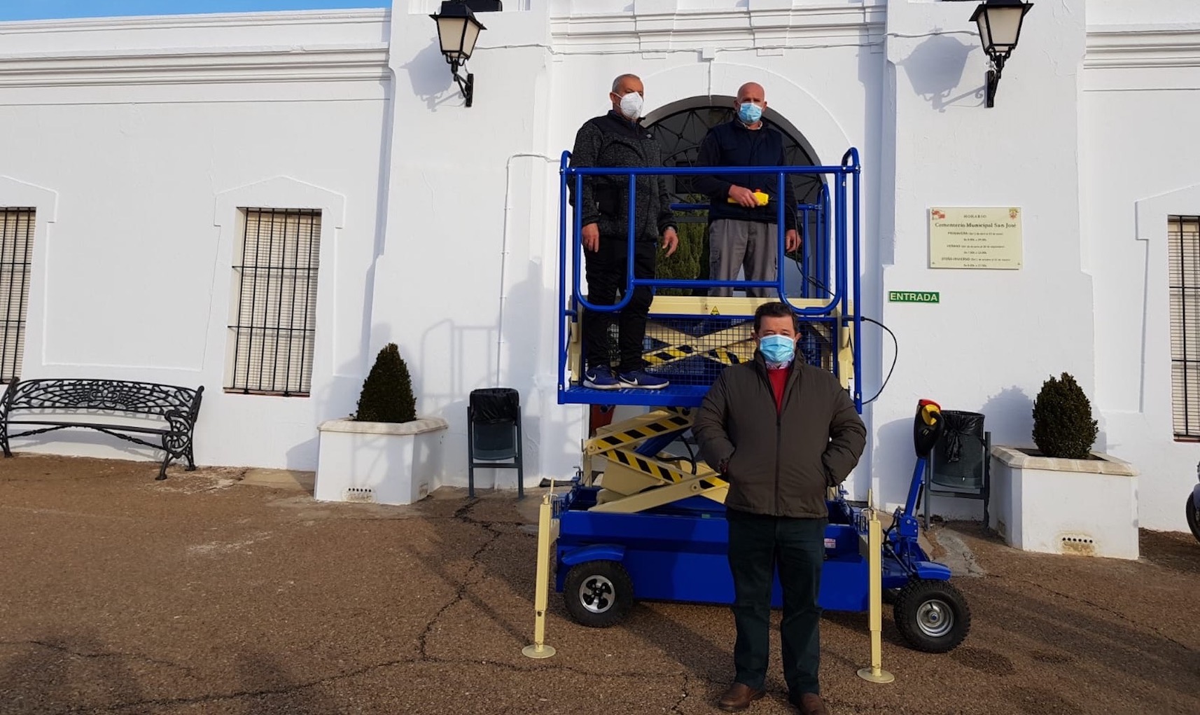 Fuente Maestre adquirió un portaféretros electrico-ecológico para el cementerio municipal