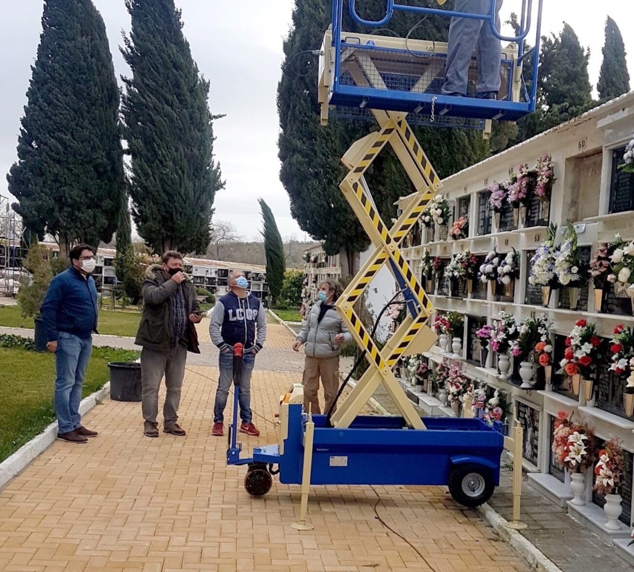 El Ayuntamiento muestra su satisfacción por la compra de un elevador portaféretros para su cementerio