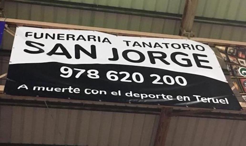 Funeraria San José pone una pancarta publicitaria con el claim: 'A muerte con el deporte en Teruel'