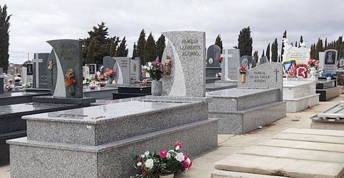 Detienen a un anciano de 79 años por causar daños en las lápidas de tumbas y nichos del cementerio