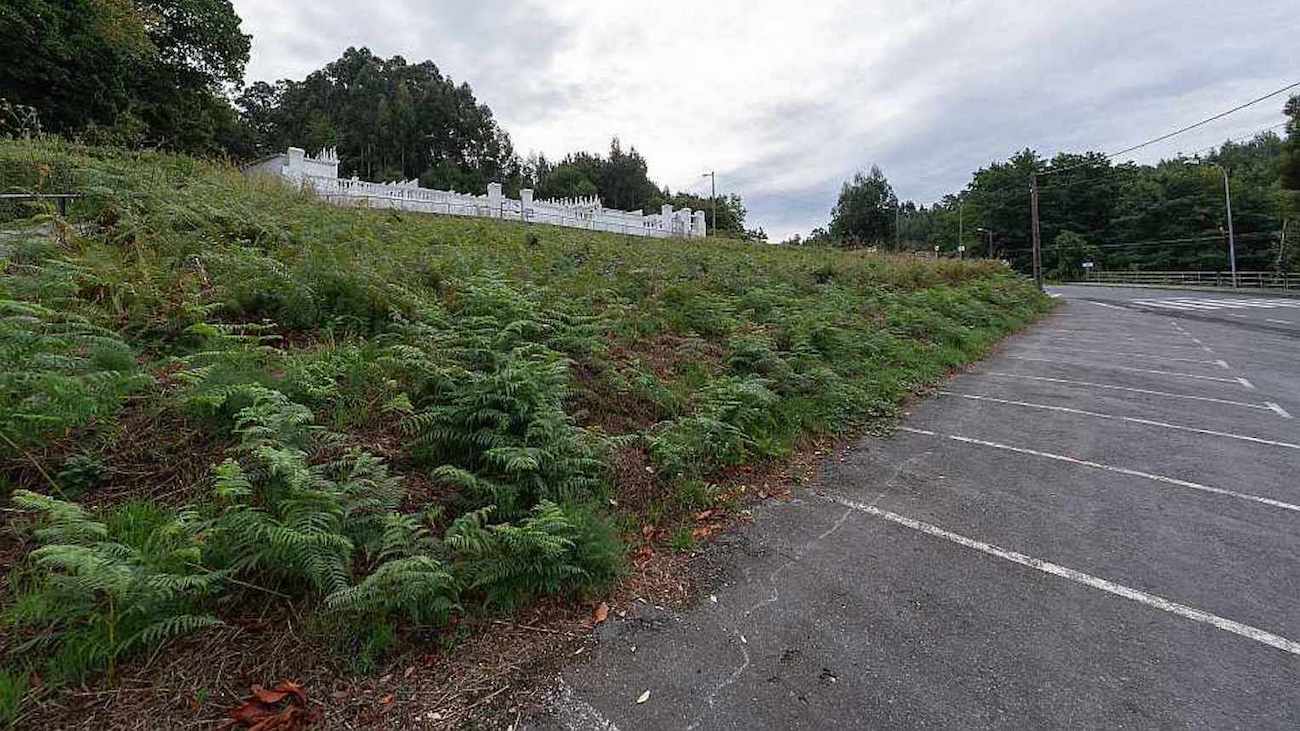 El Consistorio de Fene compra un terreno para ampliar el aparcamiento del cementerio de Sillobre