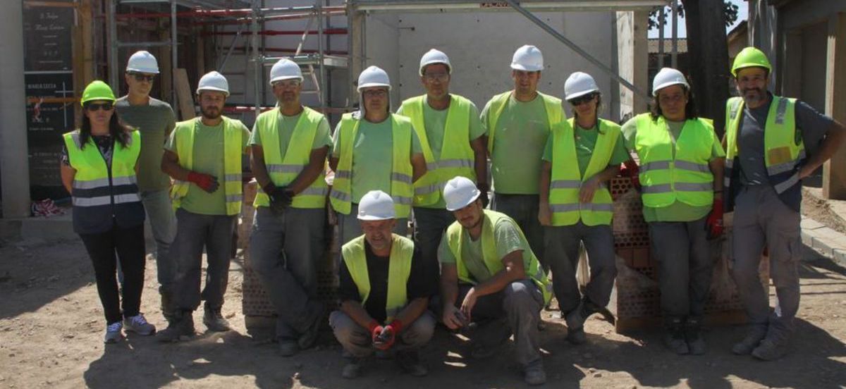 Talleres de empleo: Los alumnos finalizan la construcción de nichos en el cementerio de Alcalá de Ebro