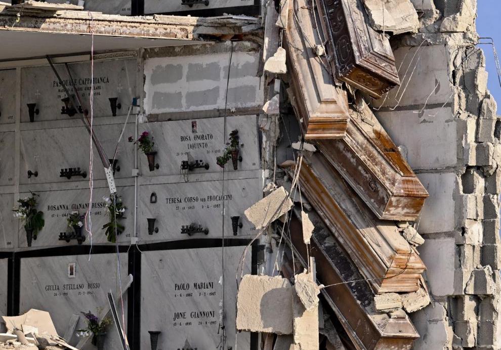 El derrumbe de un bloque de nichos de un cementerio de Nápoles deja al descubierto los ataúdes