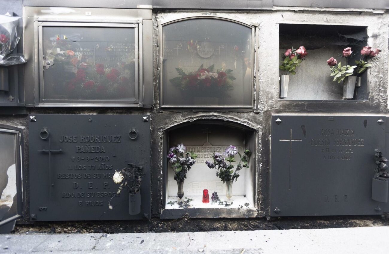 Unos malnacidos provocan un incendio en el cementerio de Anes quemando 102 nichos