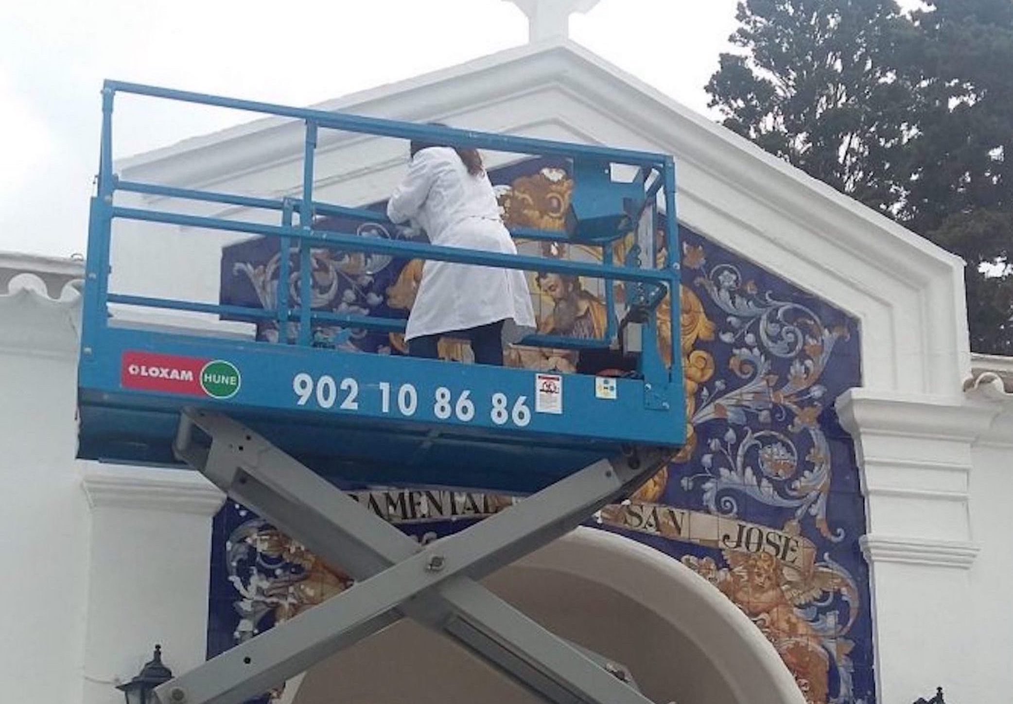Restauran el azulejo del pórtico de entrada al cementerio de San José de La Línea de la Concepción