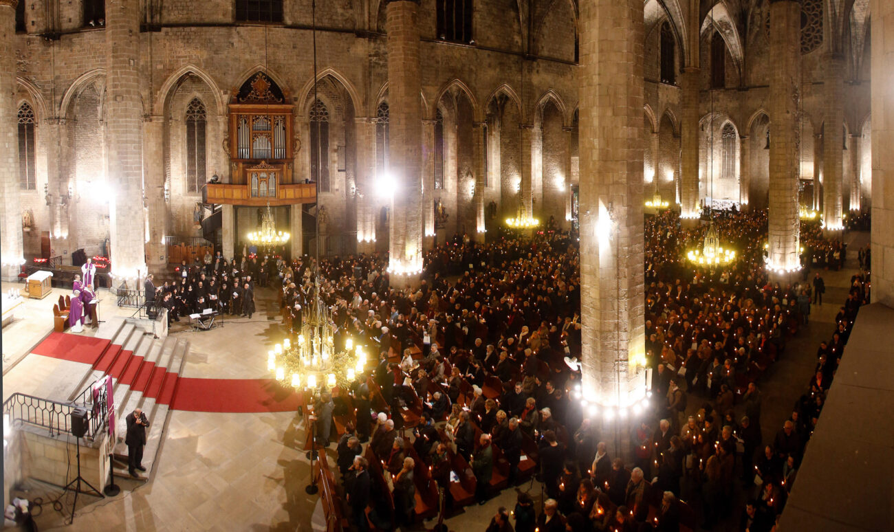 Lleno completo en la Basílica de Santa María del Mar de Barcelona en la Misa Funeral de Mémora