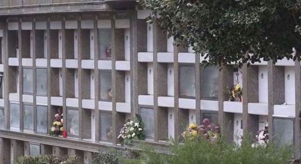 Unos inmisericordes profanan dos tumbas del cementerio de Dena dejando sus ataúdes a la vista