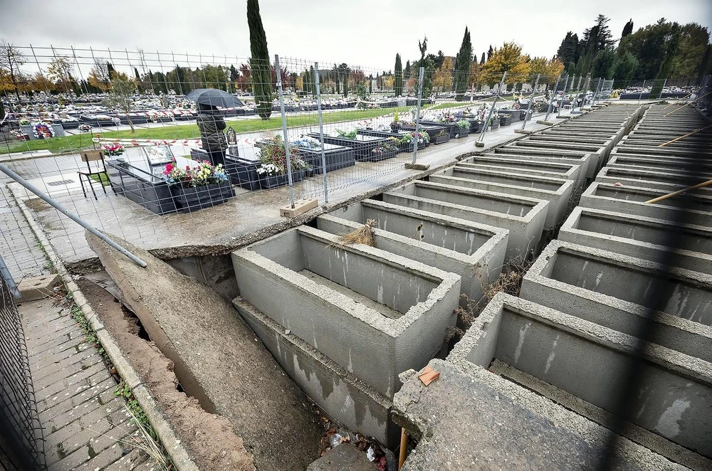 Pésima imagen del cementerio de San José con nichos apuntalados y maleza