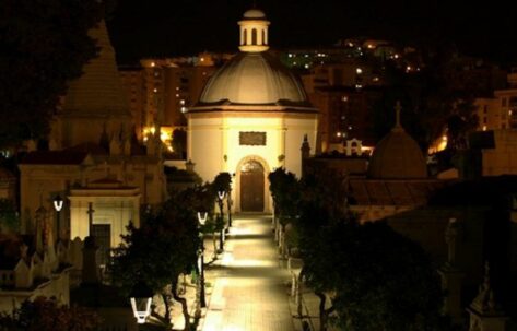 Encendido de luces, árbol y pesebres para dar entrada a la Navidad en el Cementerio Histórico de Málaga