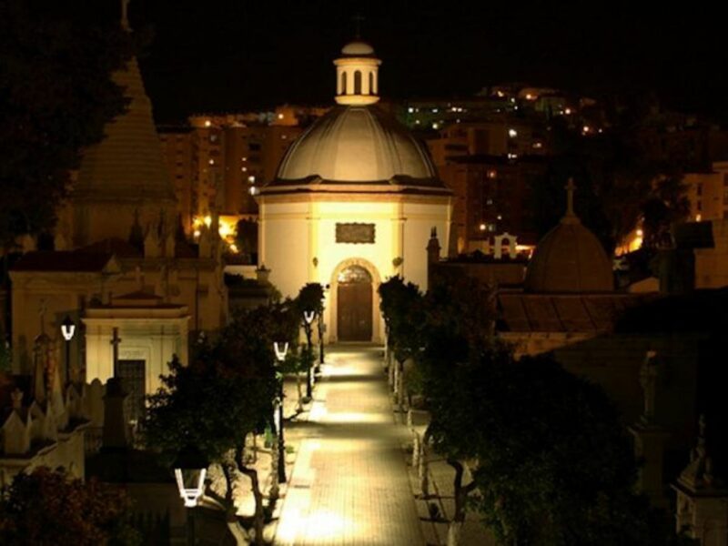 Encendido de luces, árbol y pesebres para dar entrada a la Navidad en el Cementerio Histórico de Málaga