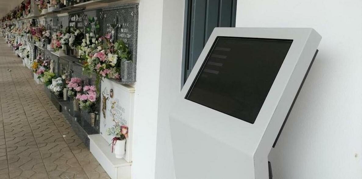 Almendralejo habilita un sistema informático de búsqueda de sepulturas en el cementerio municipal