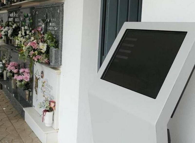 Almendralejo habilita un sistema informático de búsqueda de sepulturas en el cementerio municipal