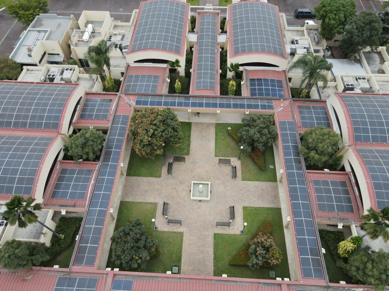El 80 % de la energía que consume el cementerio Parque de la Paz Aurora proviene de paneles solares